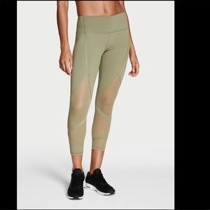 Knockout by Victoria’s Secret Capri Legging Size M